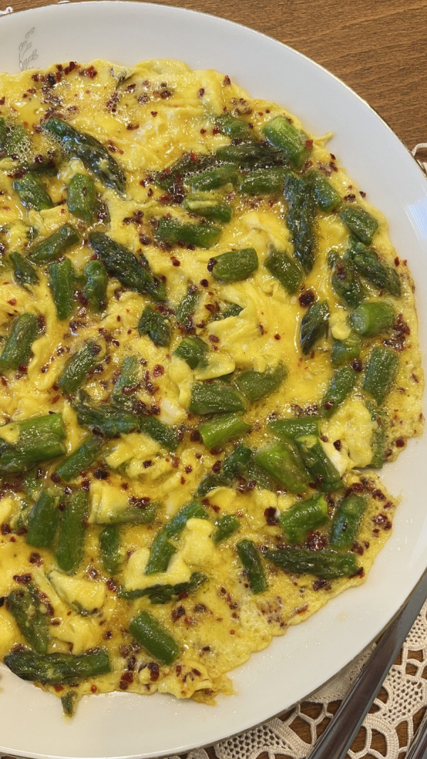 Asparagus with Scrambled Eggs